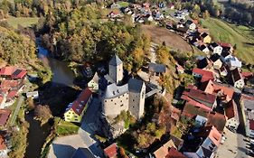 Ferienwohnung und Sommerhaus unter der Burg